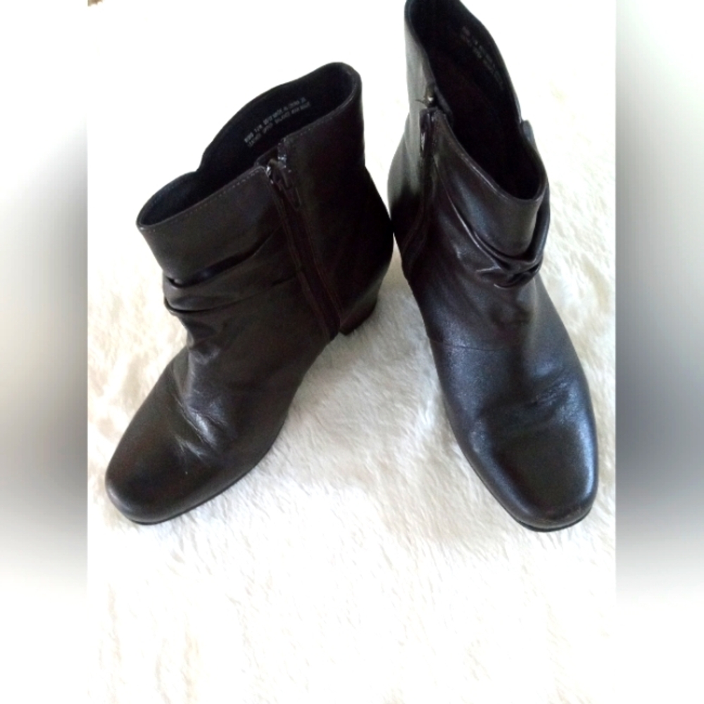 CLARKS Ruched Leather Ankle Brown Boots | 7.5 W - Picture 3 of 7